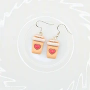 Kolczyki handmade z motywem kawy Caffe Latte Love z gliny polimerowej, biżuteria dla miłośników kawy ze stali chirurgicznej