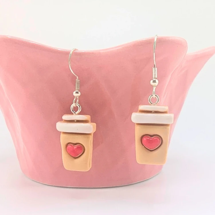 kawa_kolczyki_2.webpKolczyki handmade z motywem kawy Caffe Latte Love z gliny polimerowej, biżuteria dla miłośników kawy ze stali chirurgicznej