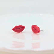 Kolczyki sztyfty handmade w kształcie ust z gliny polimerowej, urocza biżuteria w kolorze soczystej czerwieni ze stali chirurgicznej
