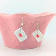 Wiszące kolczyki handmade koperty białe walentynkowe z gliny polimerowej, biżuteria romantyczna ze stali chirurgicznej