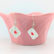 list.webpWiszące kolczyki handmade koperty białe walentynkowe z gliny polimerowej, biżuteria na prezent ze stali chirurgicznej